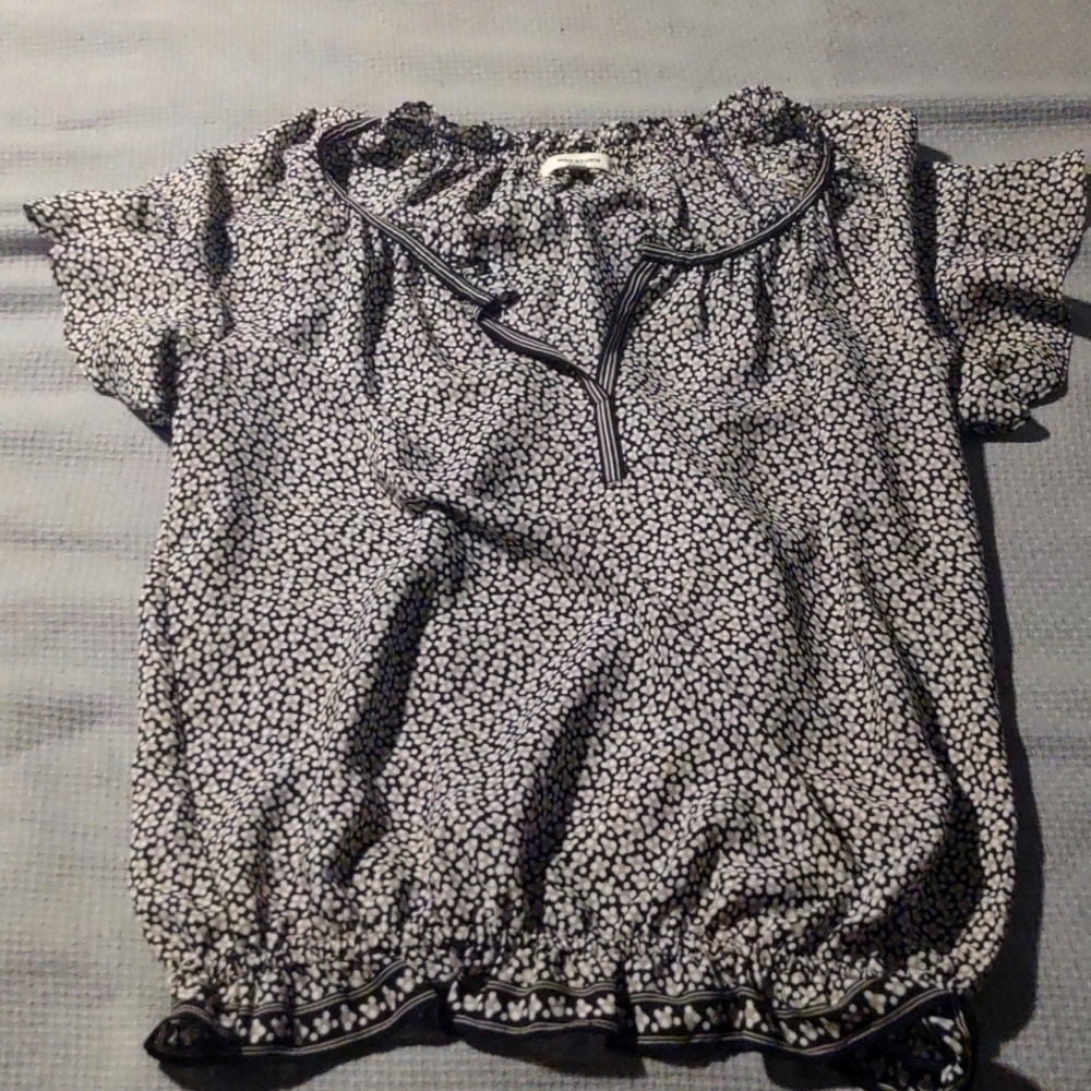 Max Studio Flutter sleeve Top, Size small, New Without Tags.